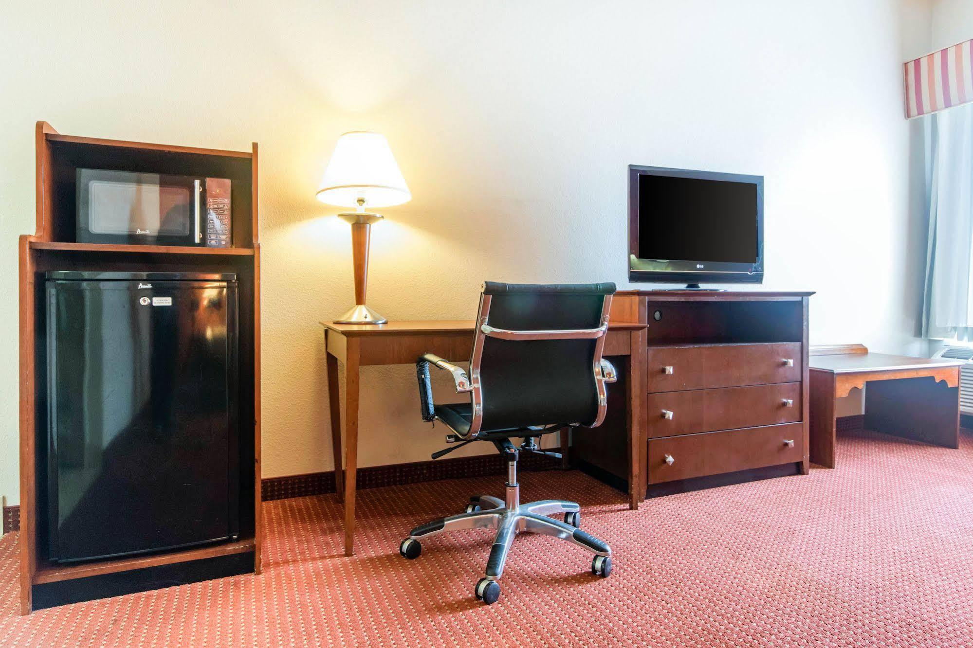 לורנסבורג Quality Inn & Suites מראה חיצוני תמונה