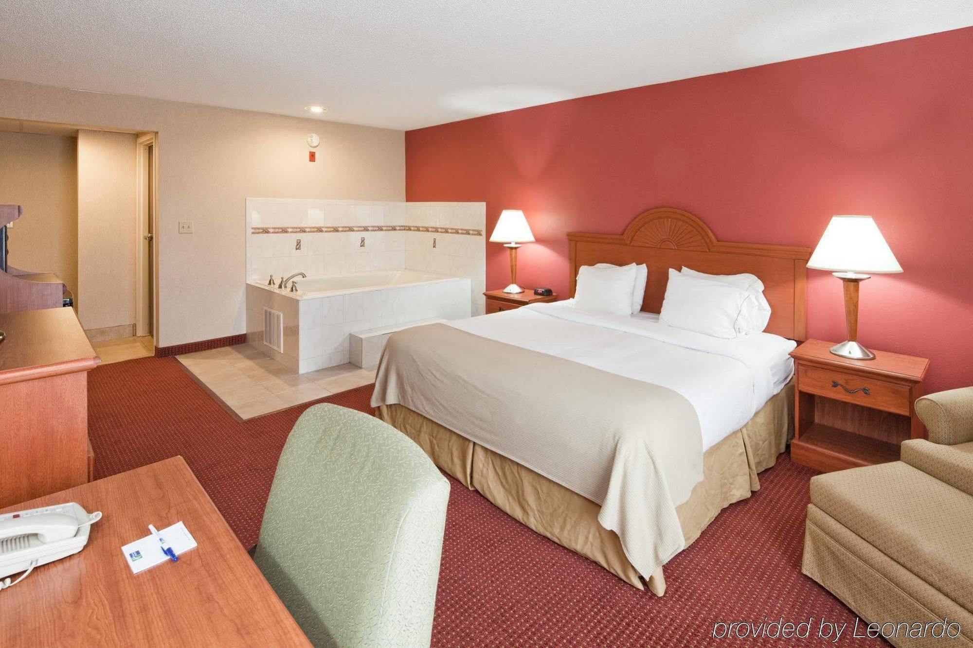 לורנסבורג Quality Inn & Suites מראה חיצוני תמונה