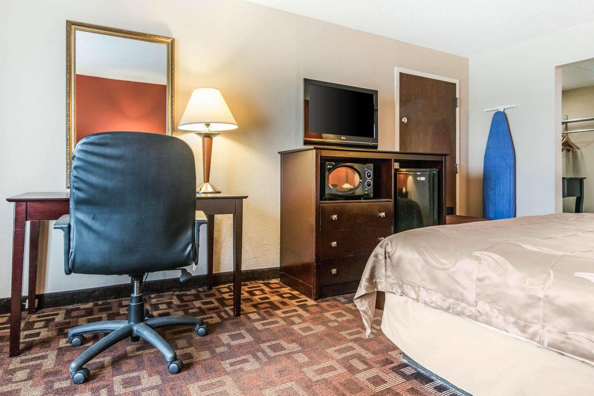 לורנסבורג Quality Inn & Suites מראה חיצוני תמונה