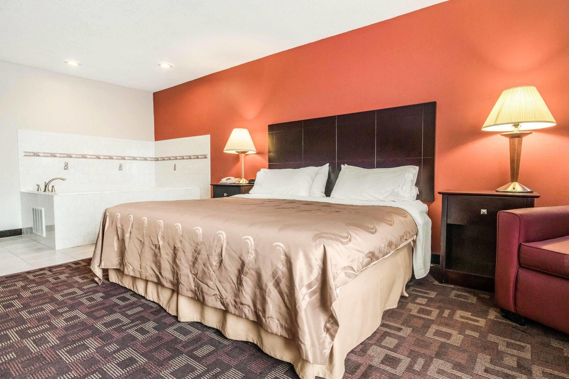 לורנסבורג Quality Inn & Suites מראה חיצוני תמונה