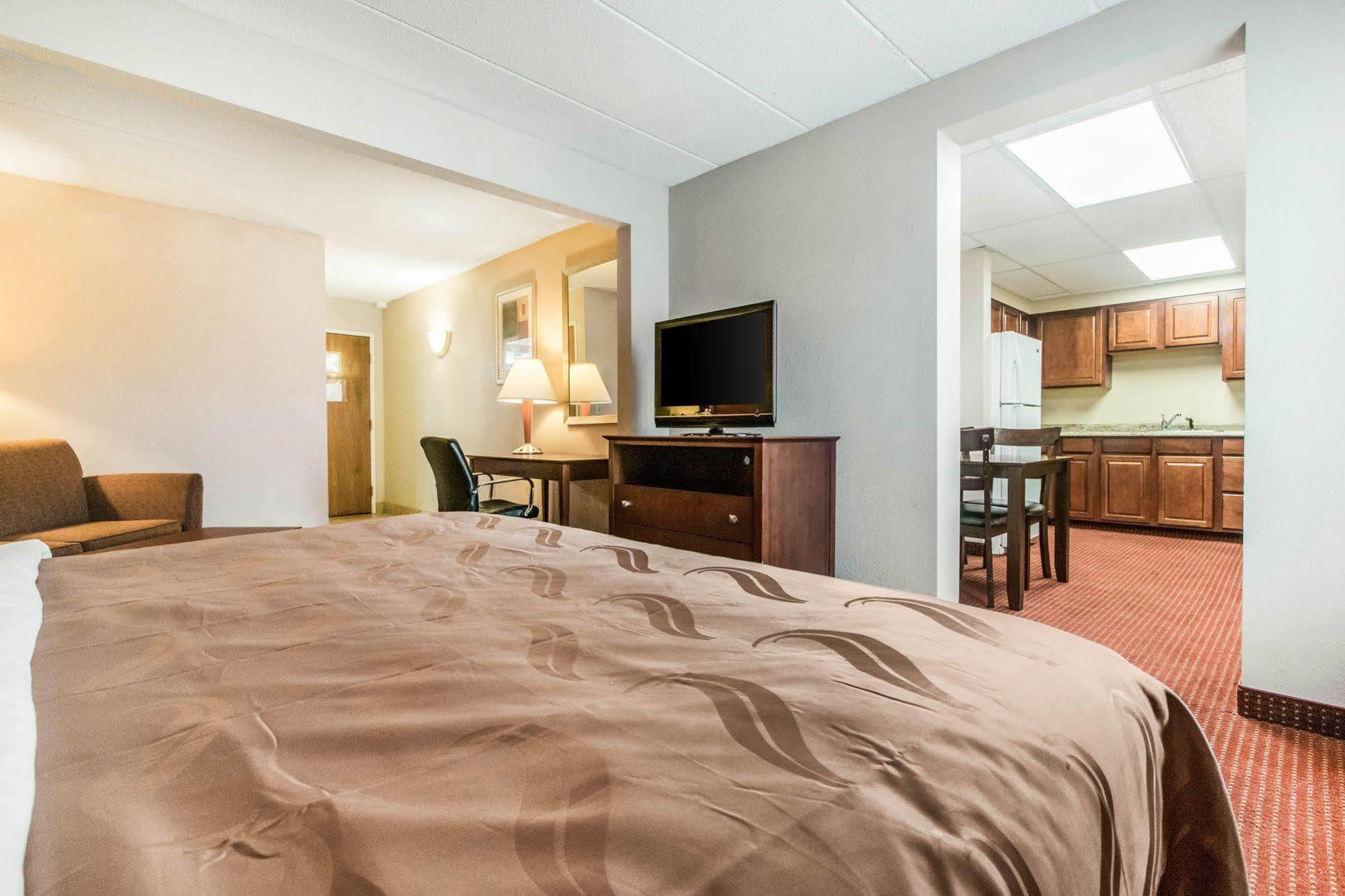 לורנסבורג Quality Inn & Suites מראה חיצוני תמונה