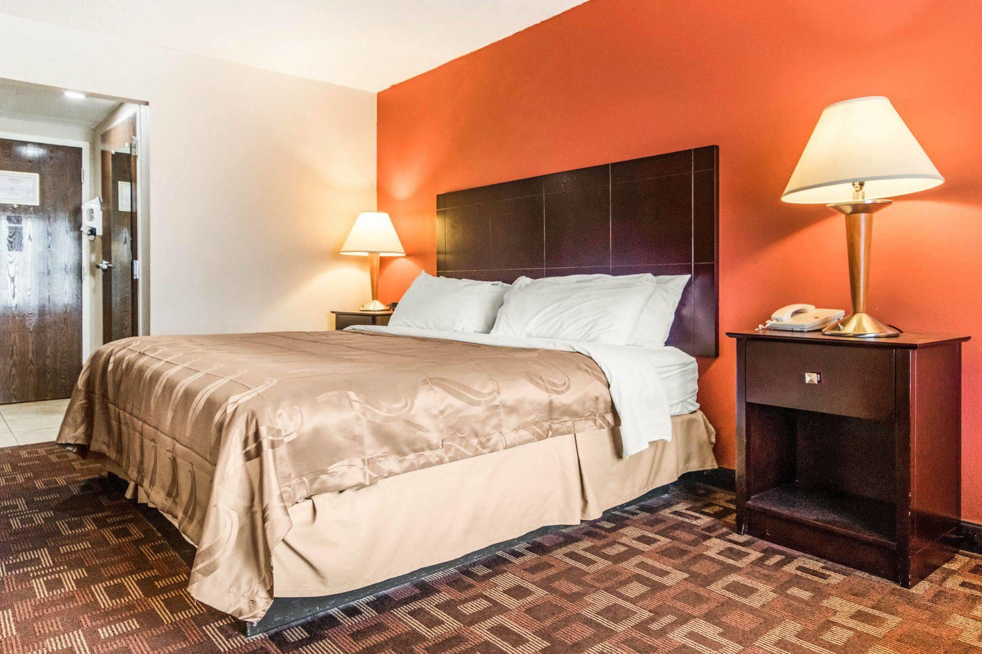לורנסבורג Quality Inn & Suites מראה חיצוני תמונה