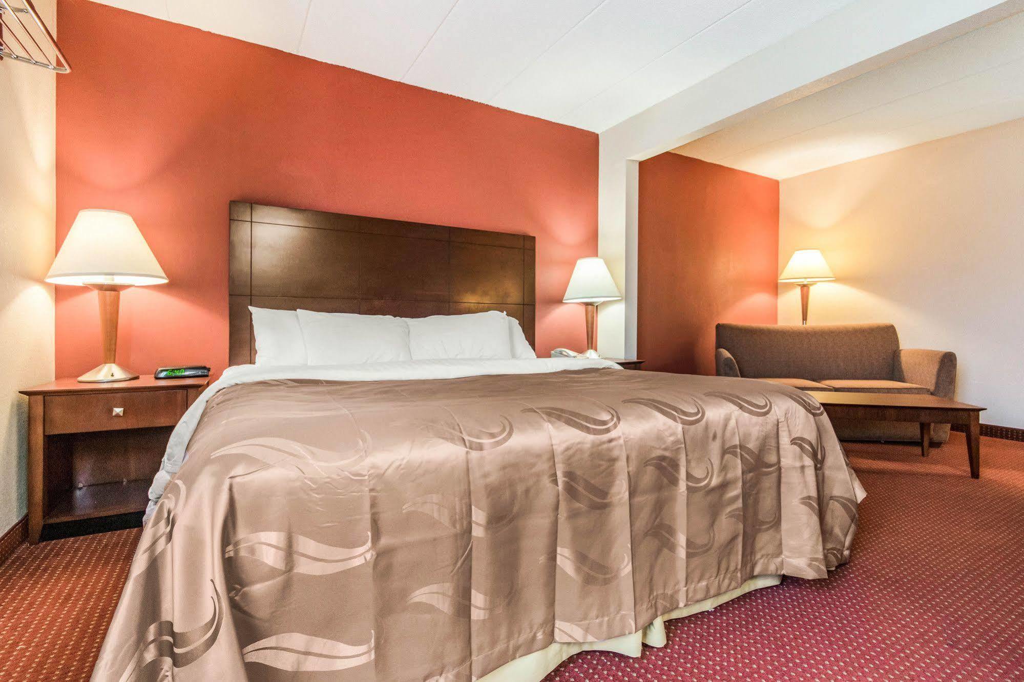 לורנסבורג Quality Inn & Suites מראה חיצוני תמונה
